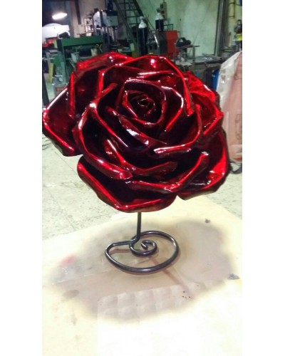 Rosa gigante de hierro forjado