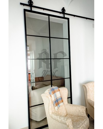 Con cristales espejo, parece que no hay otra estancia.