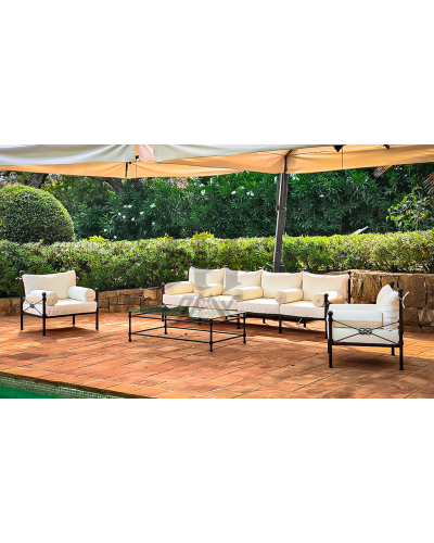 Al lado de la piscina, es un toque de comodidad estilosa.